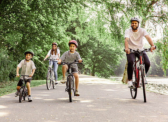Radfahren mit der Familie im Ruhrgebiet Gemeinsam mit Tourismus NRW e.V. entwickelte der ADFC Empfehlungen für kinderfreundliche Radangebote