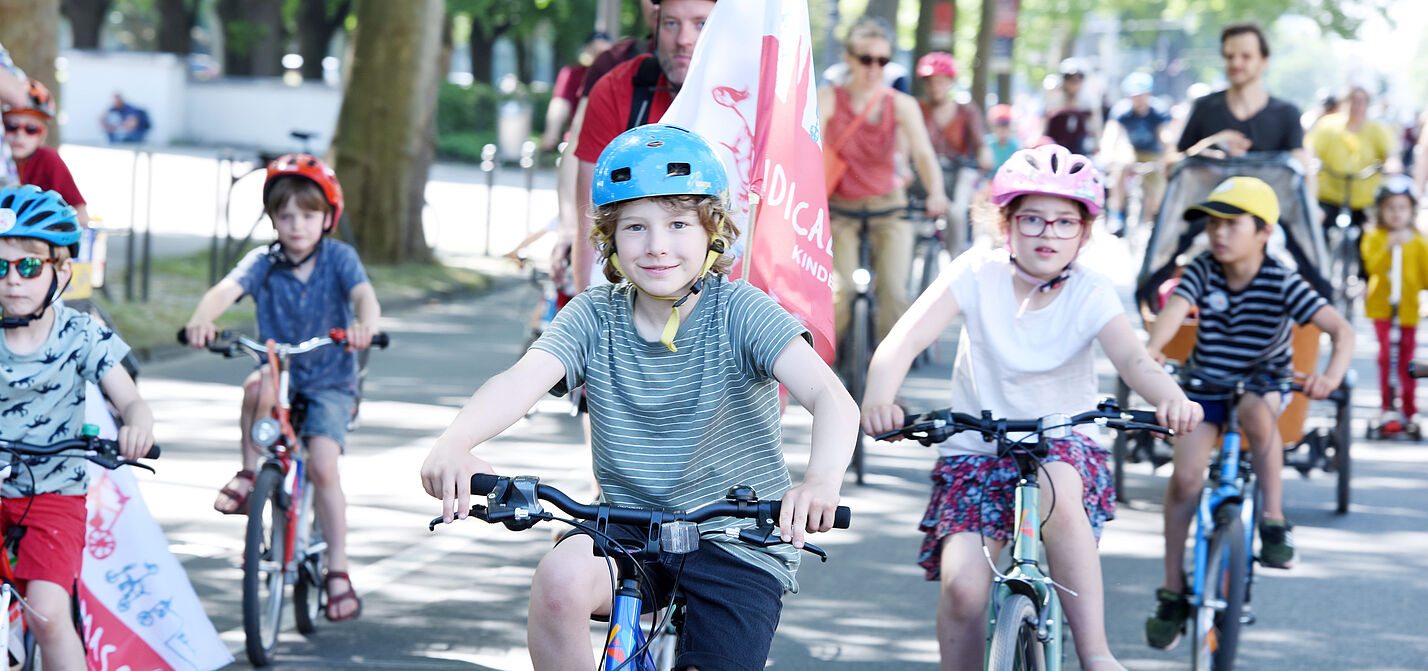 Kleinlkinder auf dem Rad