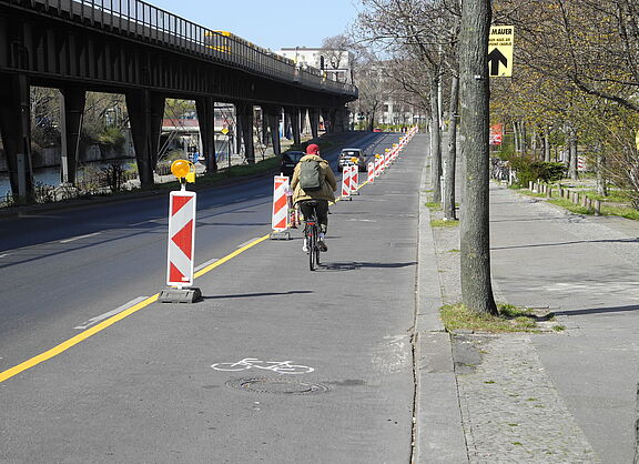 Um dem höheren Radverkehrsaufkommen in der Corona-Krise gerecht zu werden, wurde an einer vielbefahrenen Straße ohne Radweg eine Autospur in einen Radweg umgewandelt. 