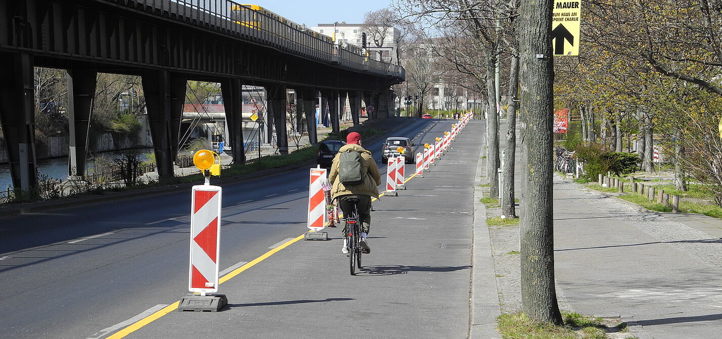 Um dem höheren Radverkehrsaufkommen in der Corona-Krise gerecht zu werden, wurde an einer vielbefahrenen Straße ohne Radweg eine Autospur in einen Radweg umgewandelt. 