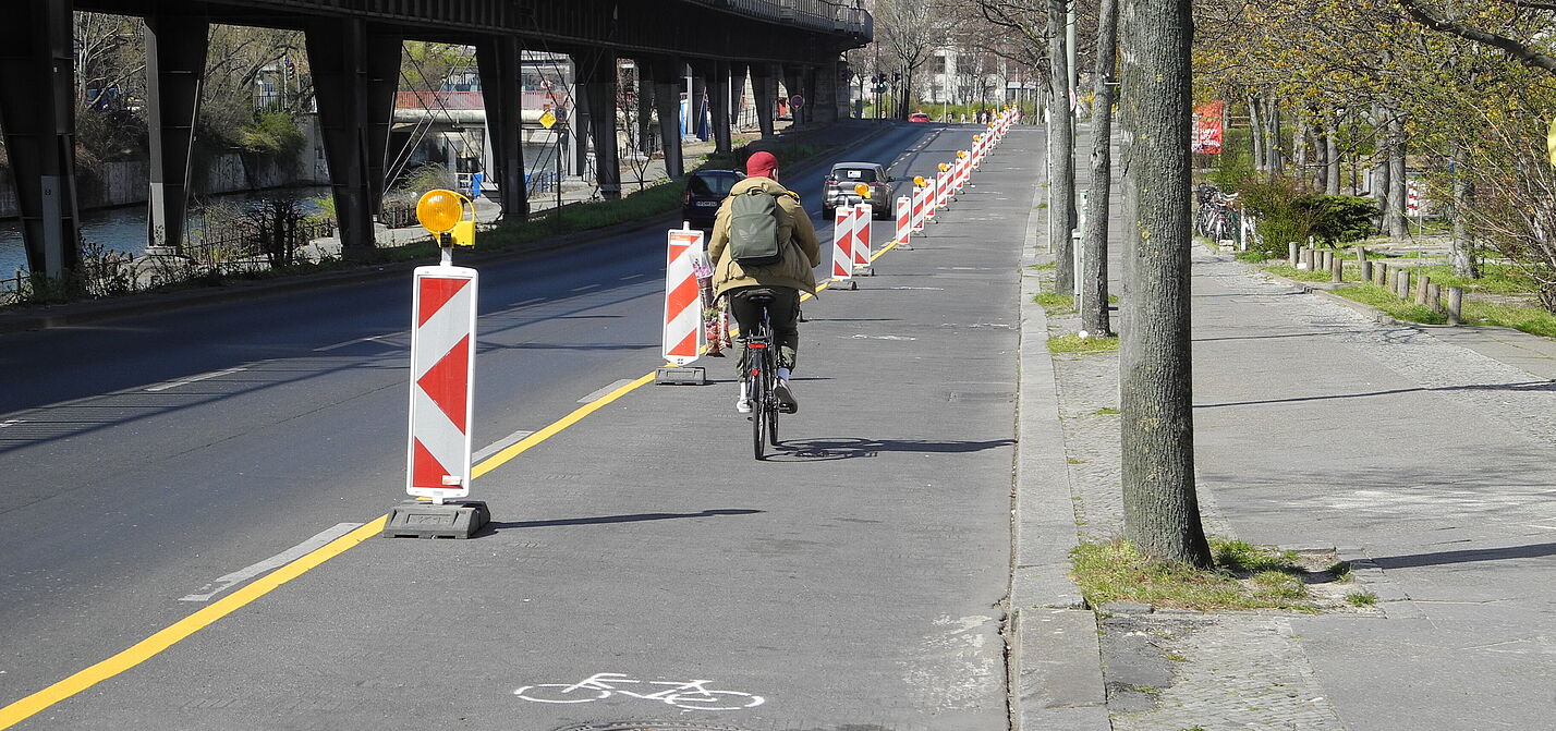 Um dem höheren Radverkehrsaufkommen in der Corona-Krise gerecht zu werden, wurde an einer vielbefahrenen Straße ohne Radweg eine Autospur in einen Radweg umgewandelt. 