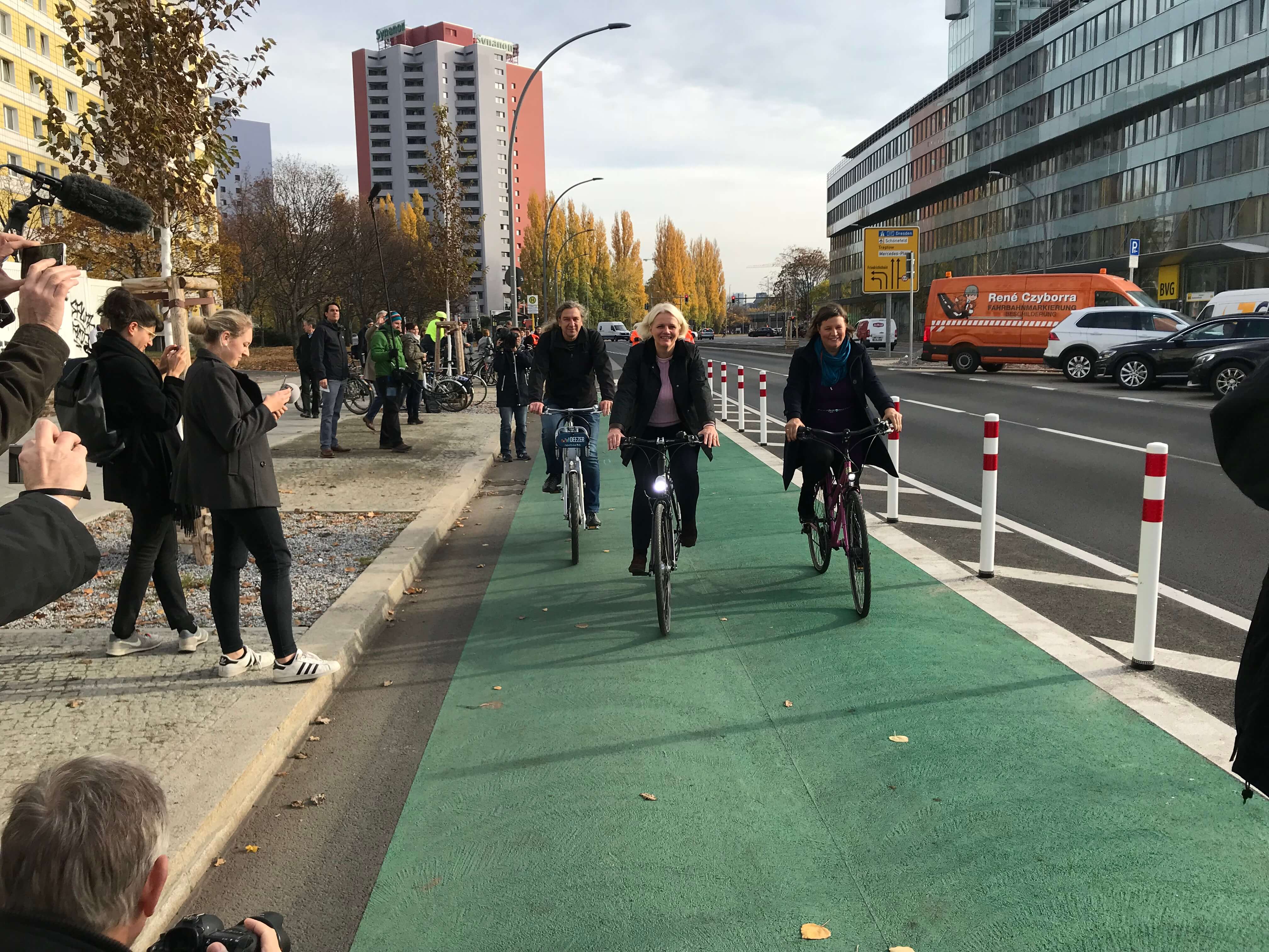 Senatorin Regine Günther weiht den ersten geschützten Radfahrstreifen auf der Holzmarktstraße in Berlin-Mitte ein.  