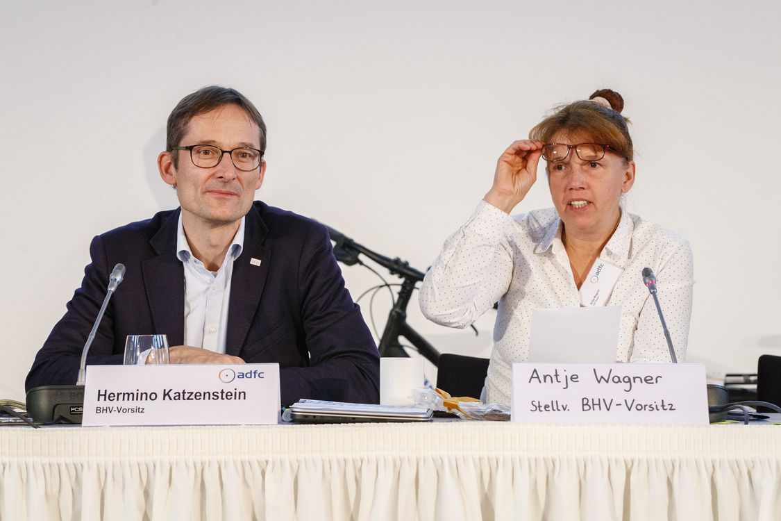 Der erste Vorstand der Bundeshauptversammlung: Hermino Katzenstein, seine Vertreterin ist Antje Wagner.