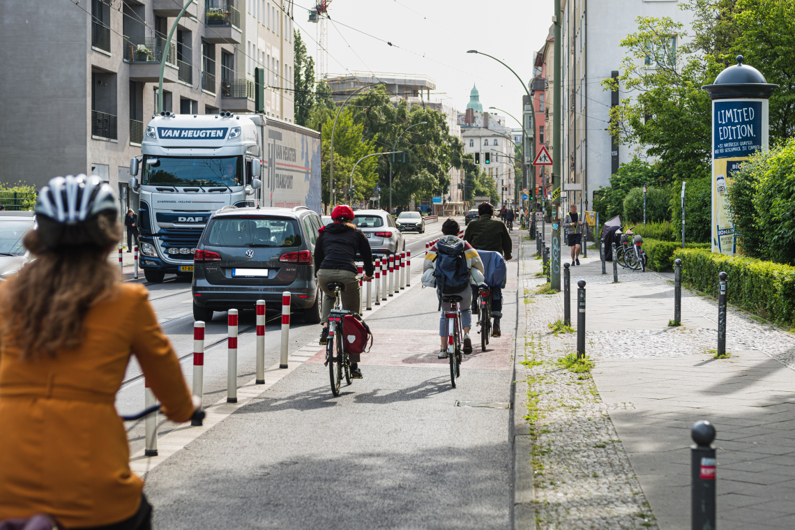 Radverkehr in der Invalidenstraße in Berlin.