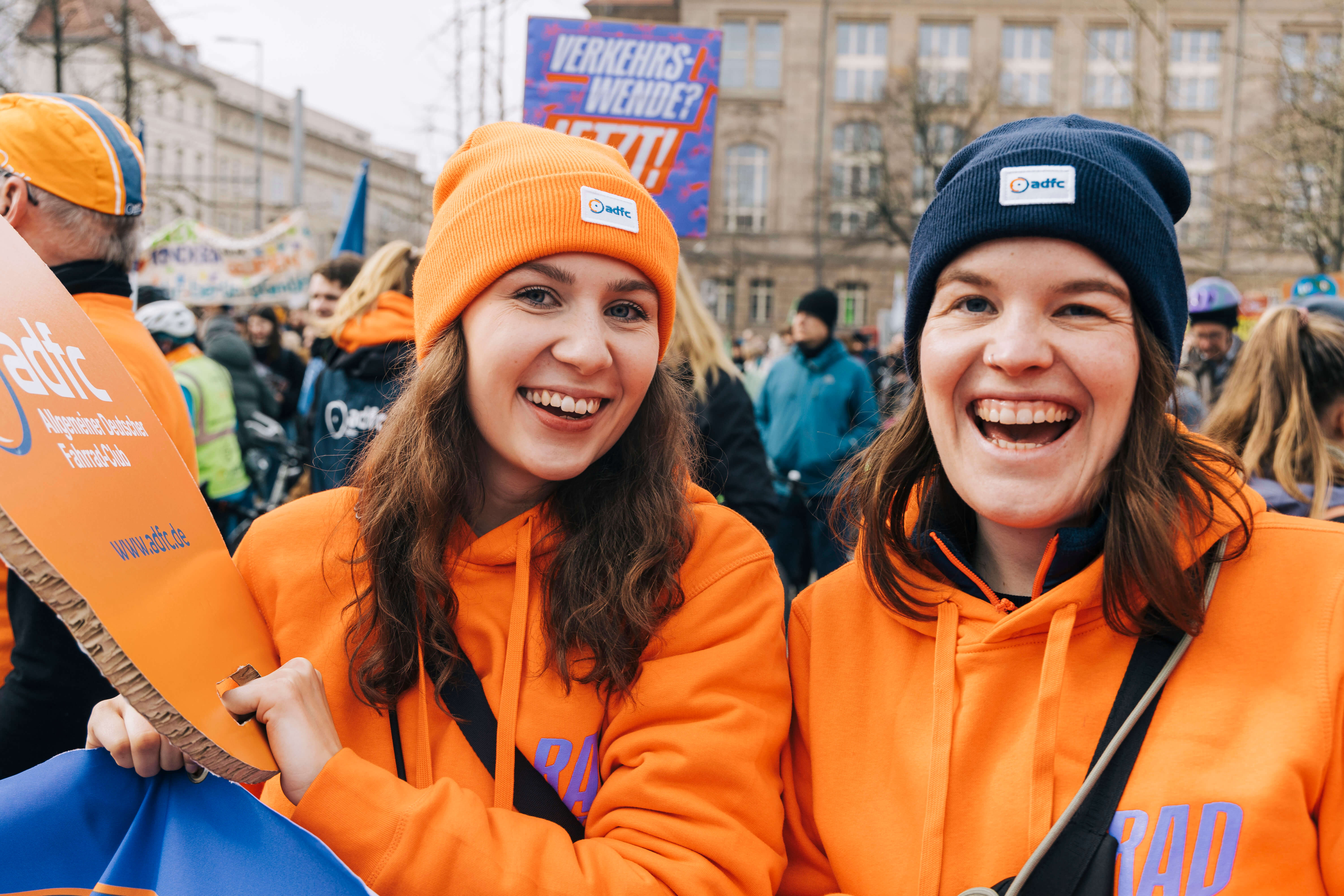 Zwei junge Frauen demonstrieren auf dem Klimastreik.