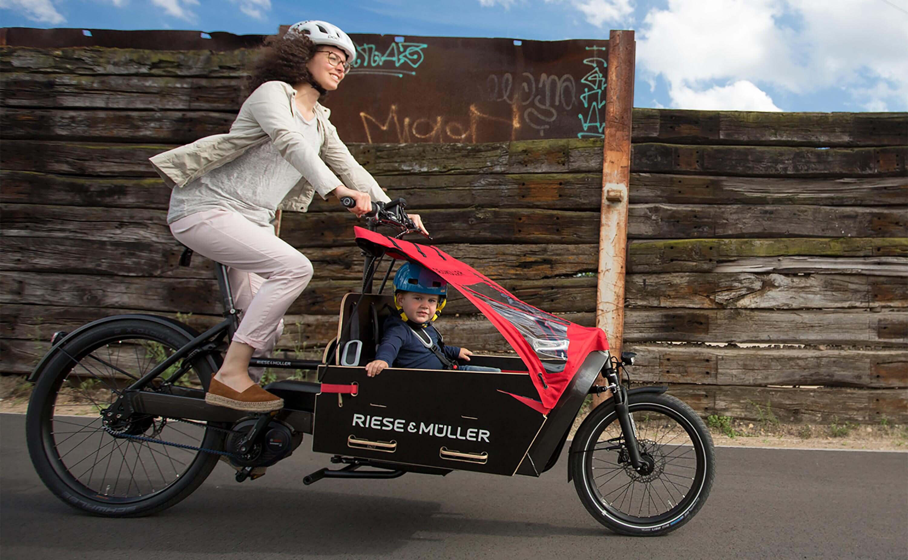 Mutter und Kind mit dem E-Bike Lastenrad unterwegs